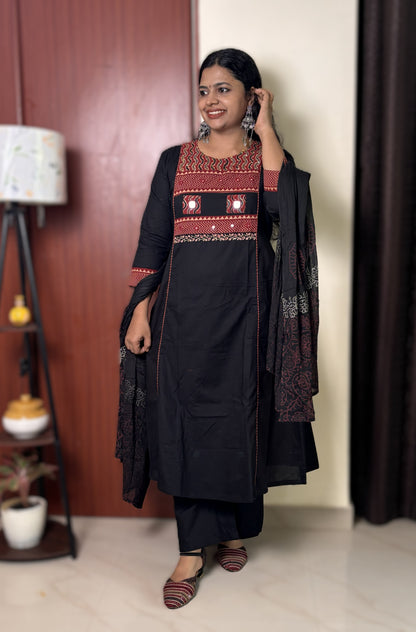 Yashika ( Black)